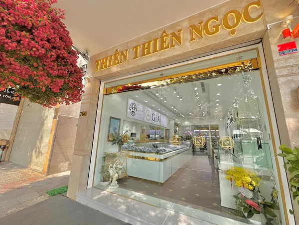 Thiên Thiên Ngọc Jewelry showroom interior